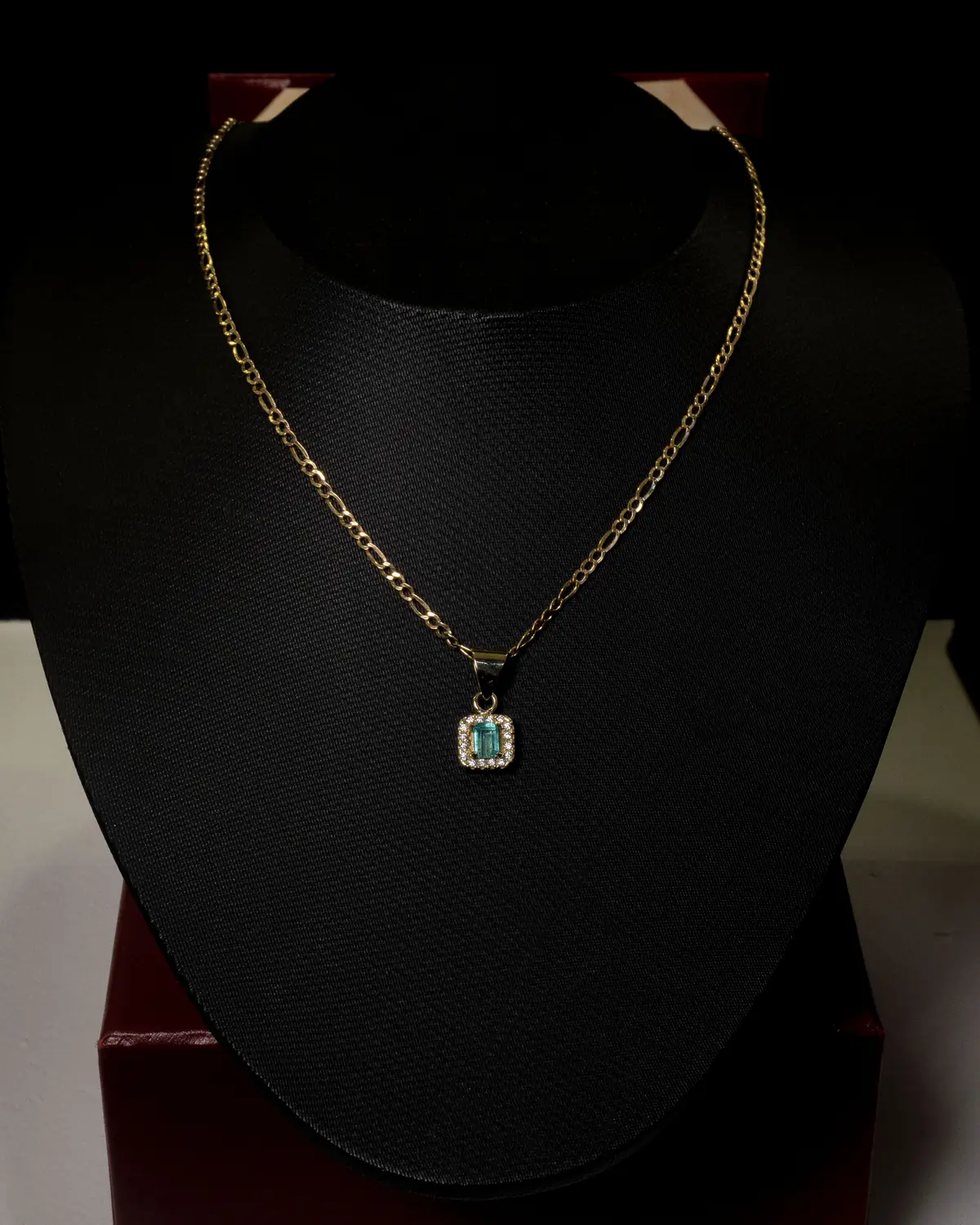 Cadena con Dije de Esmeralda – ST Joyería