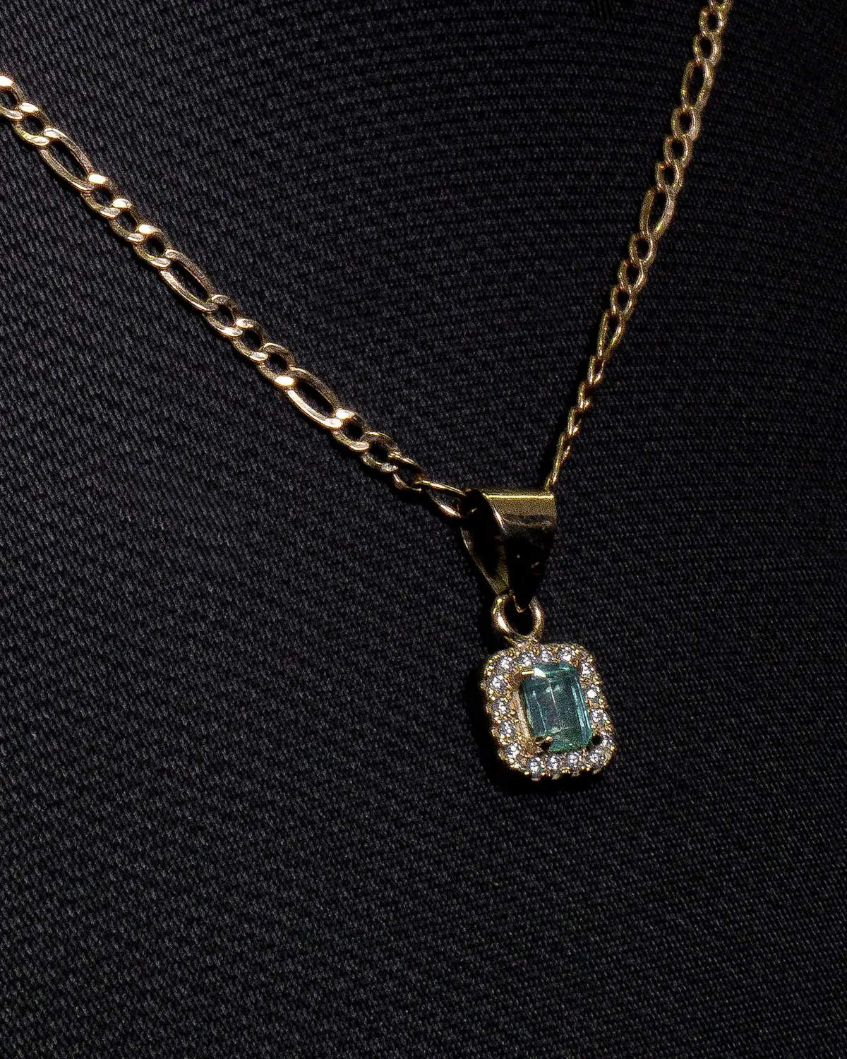 Cadena con Dije de Esmeralda – ST Joyería