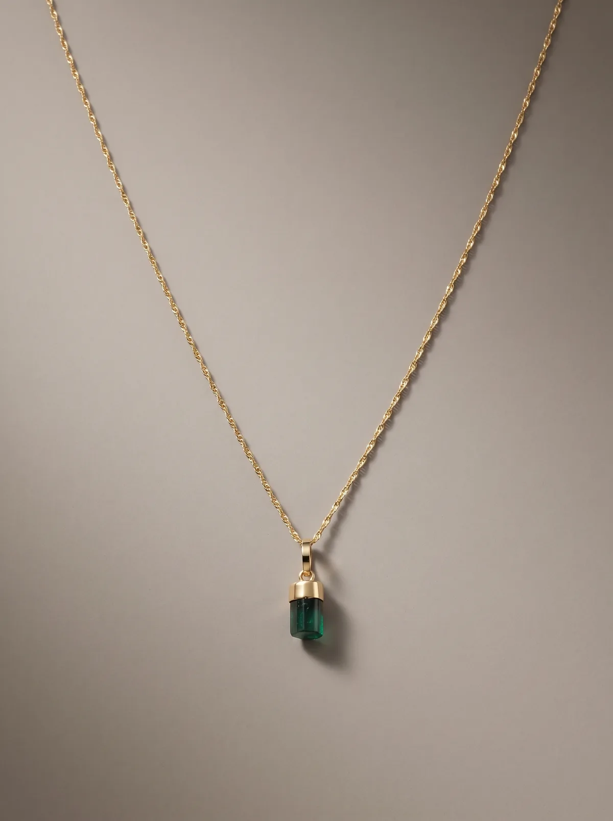 Cadena Fina con Esmeralda – ST Joyería