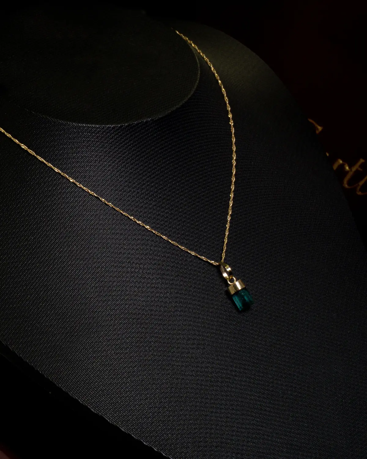 Cadena Fina con Esmeralda – ST Joyería