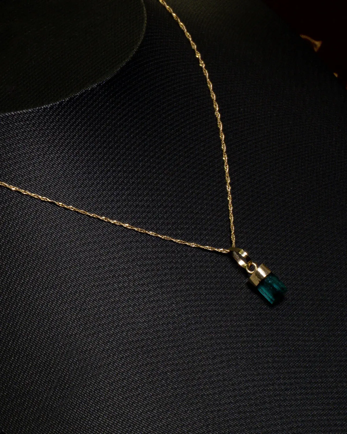 Cadena Fina con Esmeralda – ST Joyería